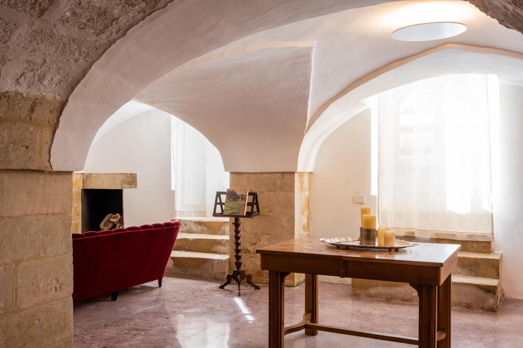 Dimora Del Vescovo Art Boutique Hotel ミネルヴィーノ・ディ・レッチェ エクステリア 写真