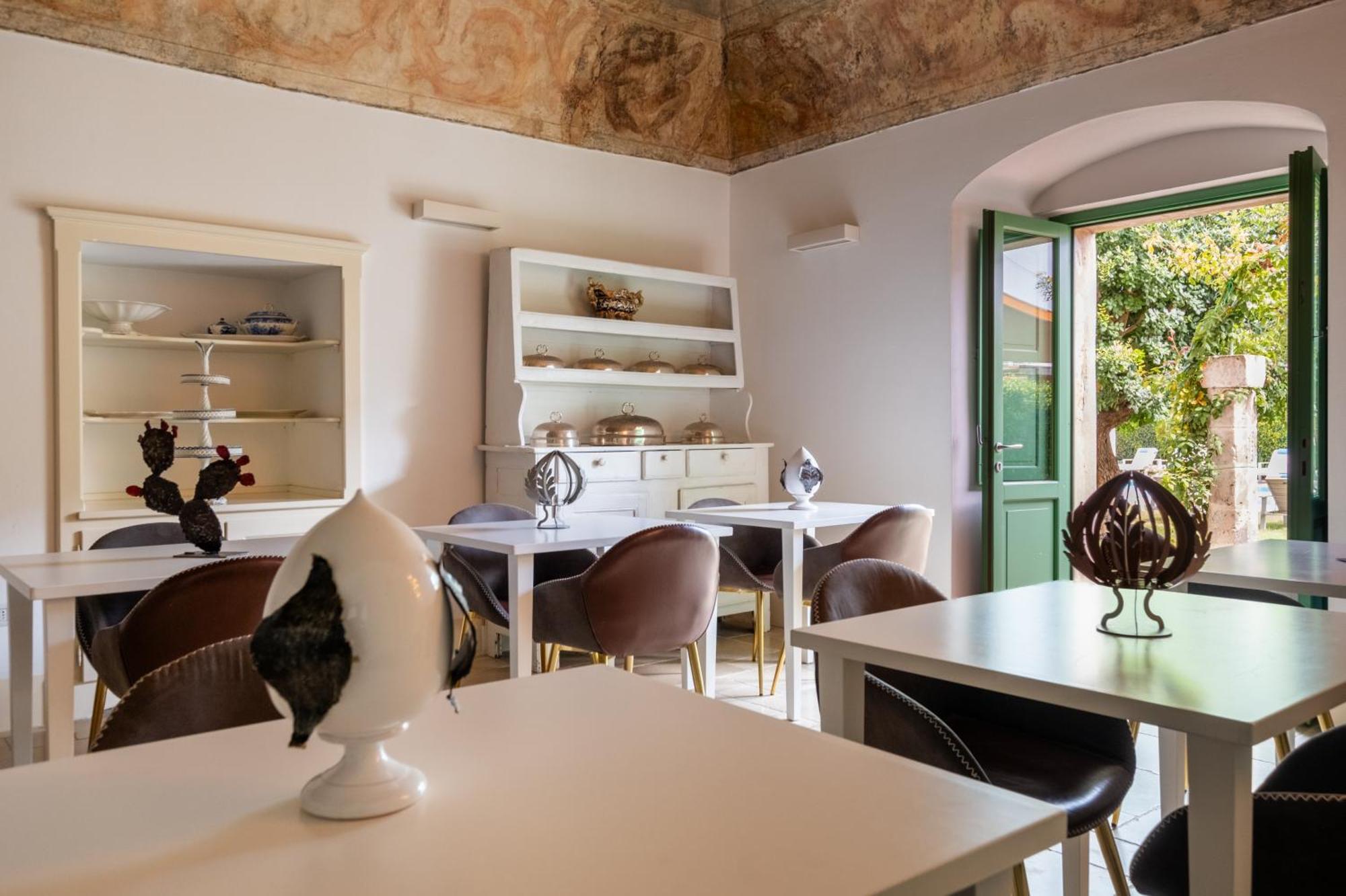 Dimora Del Vescovo Art Boutique Hotel ミネルヴィーノ・ディ・レッチェ エクステリア 写真